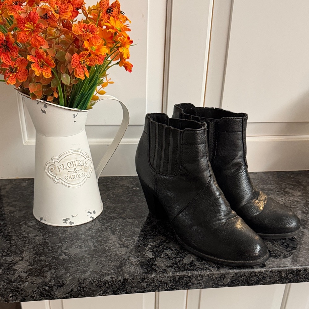 BONGO Black Leather Ankle Booties with Stacked Heel